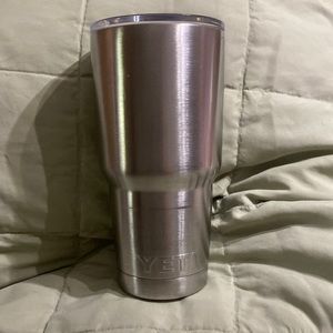 Yeti 32oz cup with lid